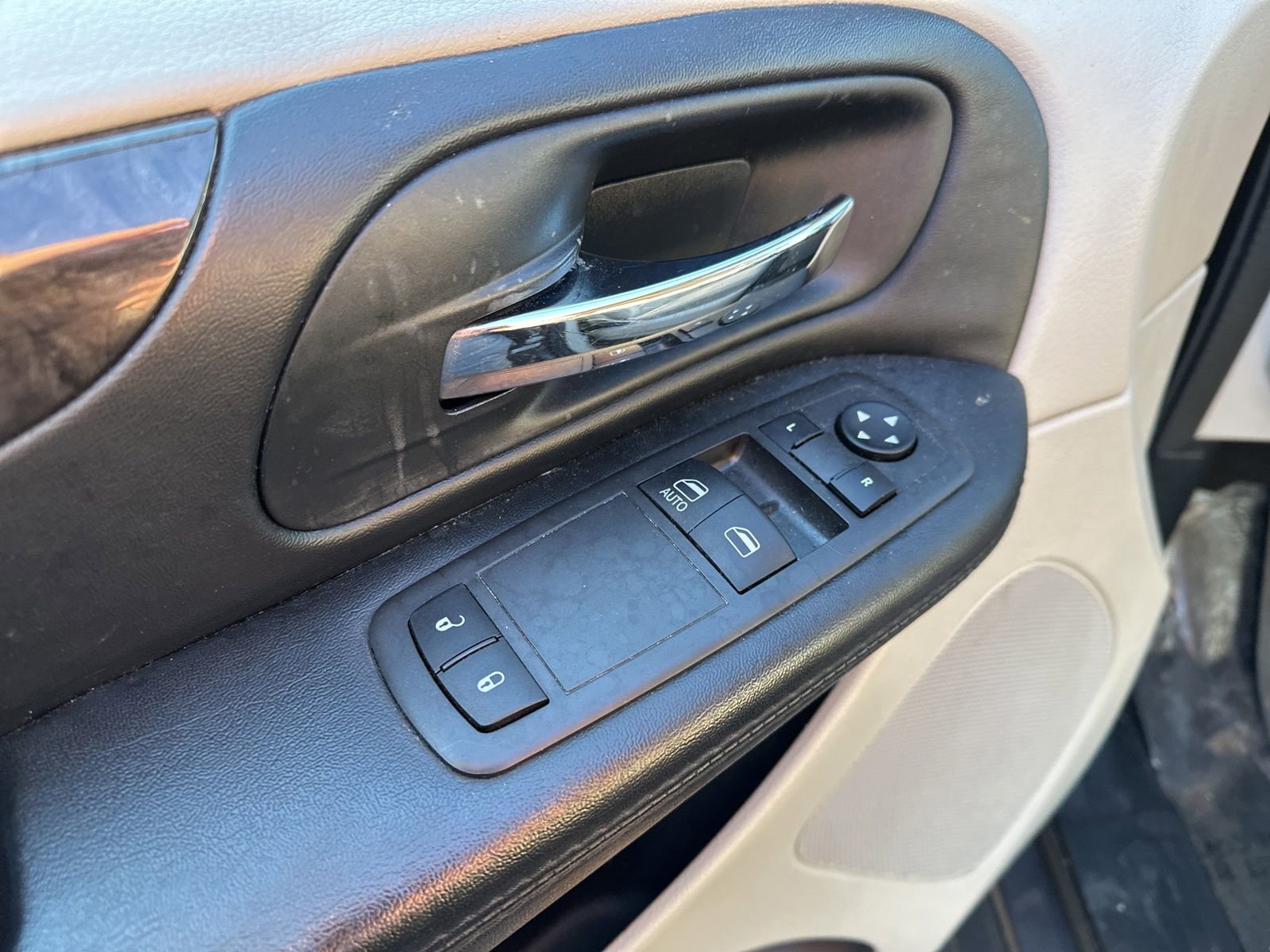 Used 2015 Dodge Grand Caravan American Value Package w/ UConnect Hands-Free Group image 8