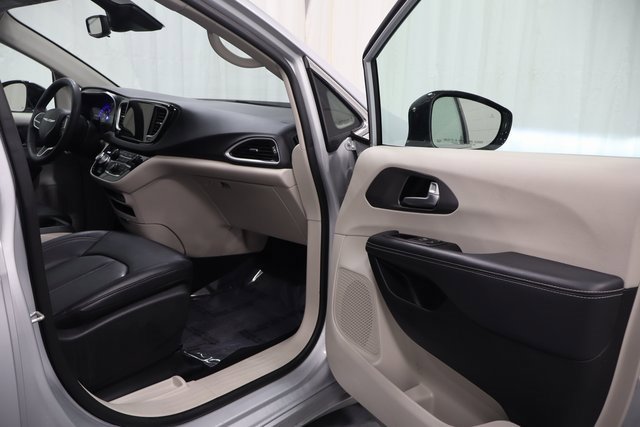 Used 2024 Chrysler Pacifica Touring-L image 14