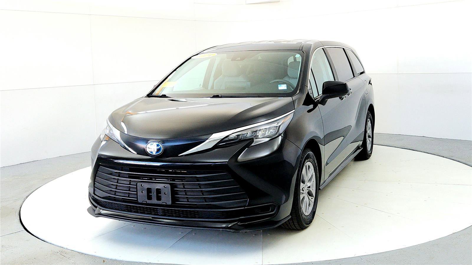 Certified 2024 Toyota Sienna LE image 2