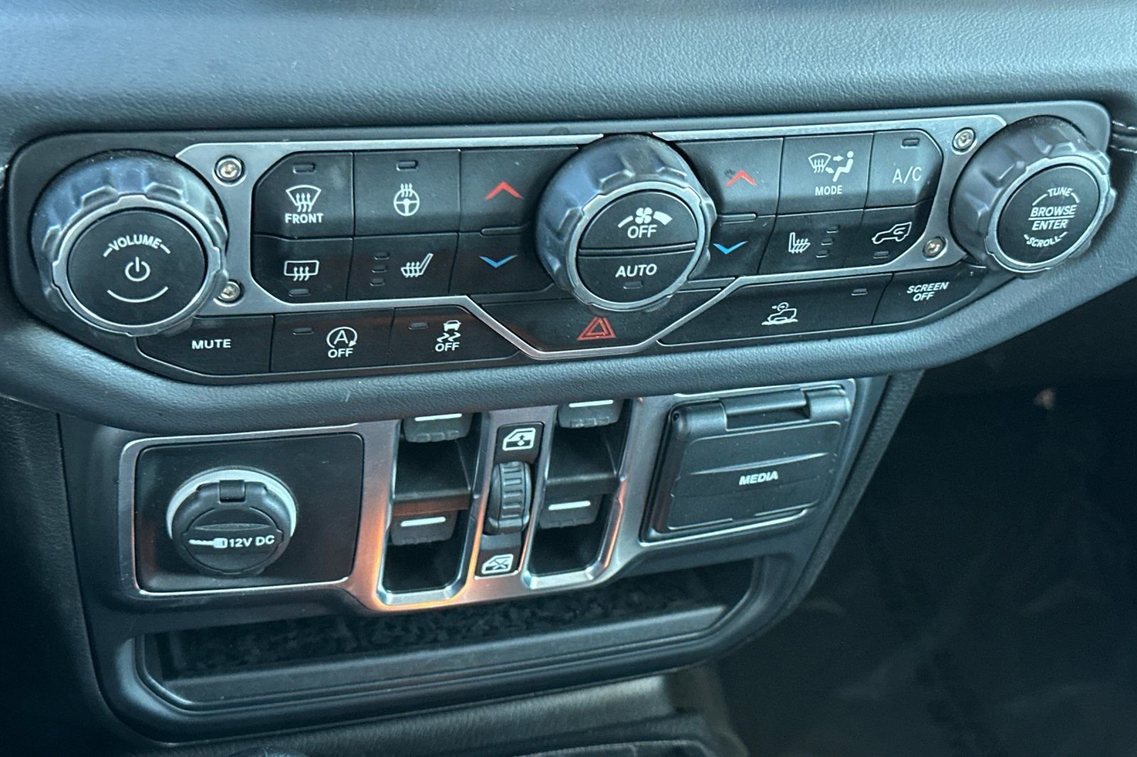 Used 2025 Jeep Wrangler Sahara image 20