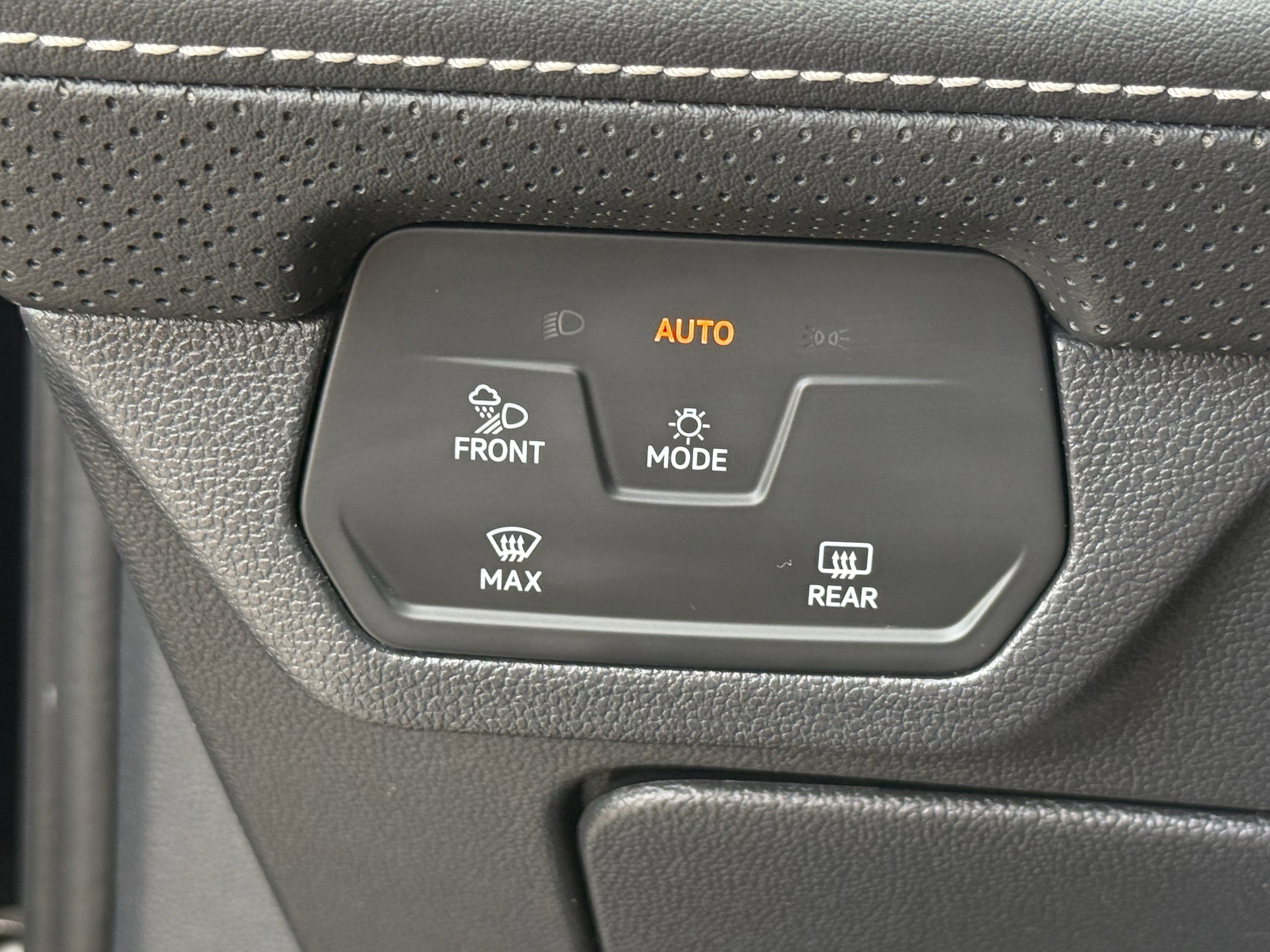 Used 2025 Volkswagen Atlas SE image 25