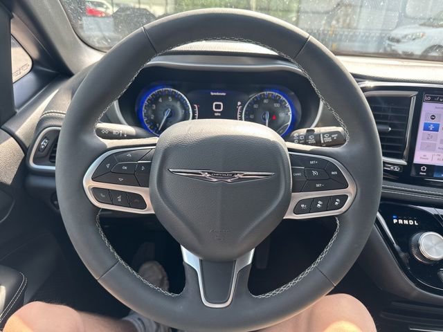 Used 2025 Chrysler Pacifica Select AWD/4WD image 17