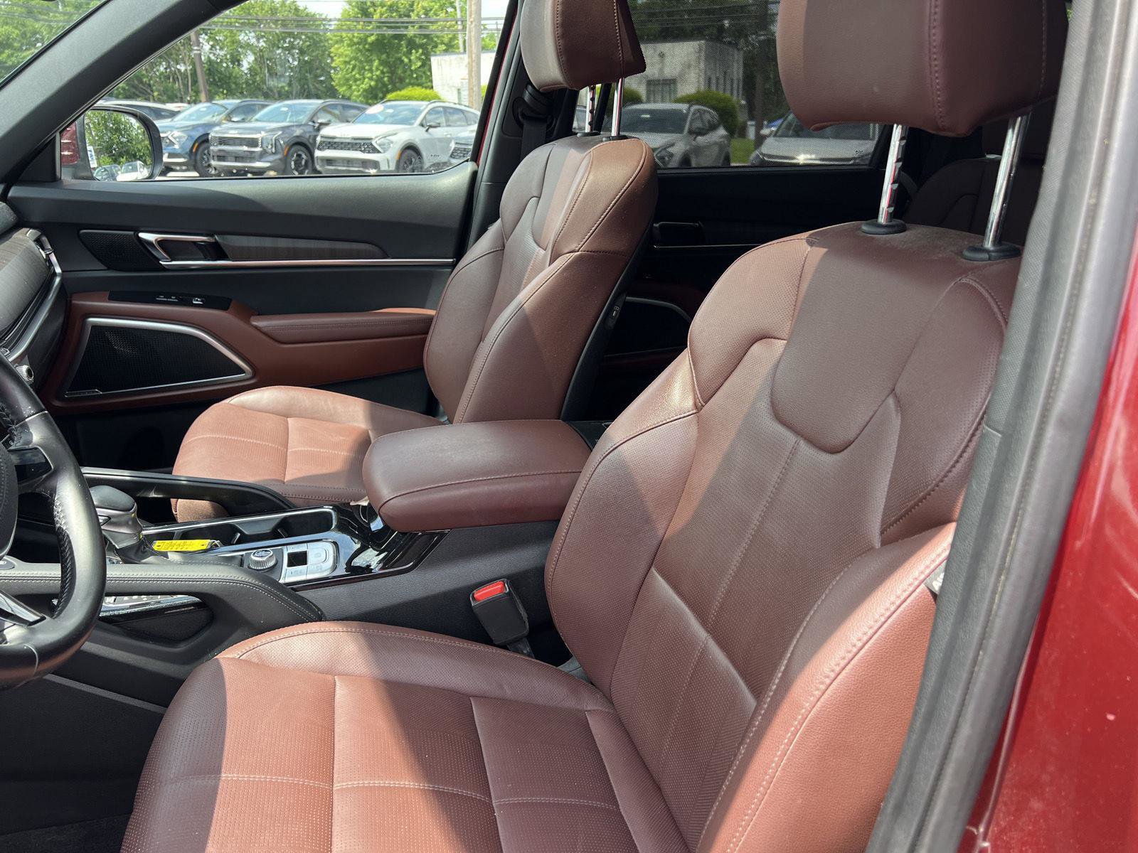 Used 2024 Kia Telluride EX w/ EX Captain's Chair Package image 11