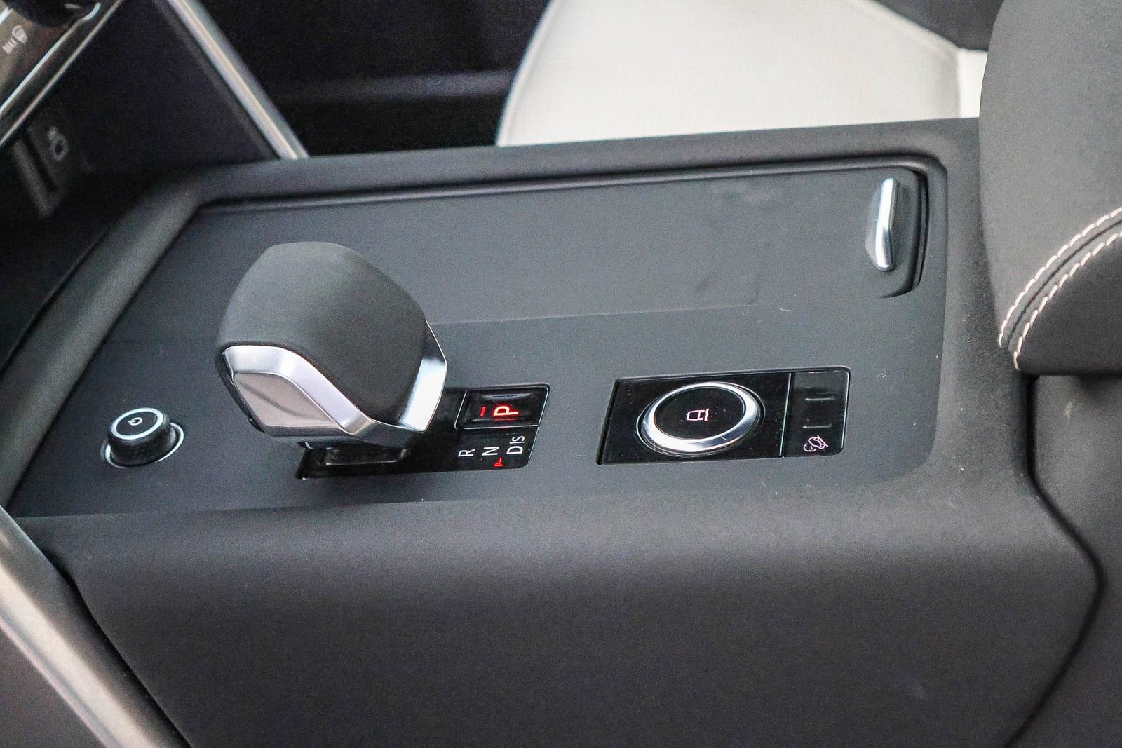 Used 2024 Land Rover Discovery Dynamic SE image 28