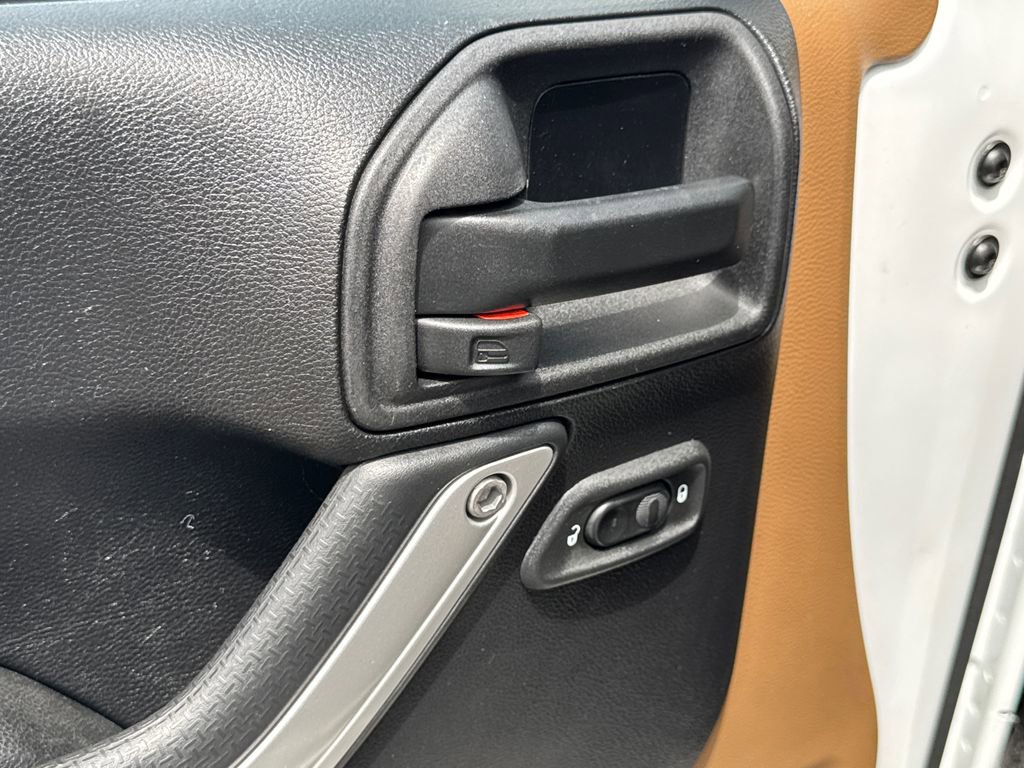 Used 2015 Jeep Wrangler Unlimited Rubicon w/ Dual Top Group AWD/4WD image 29