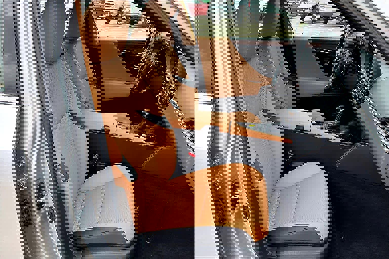 Used 2025 Lexus ES 300h w/ Premium Package image 9