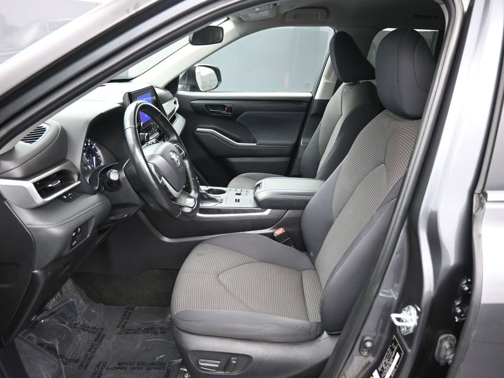 Certified 2023 Toyota Highlander L image 18