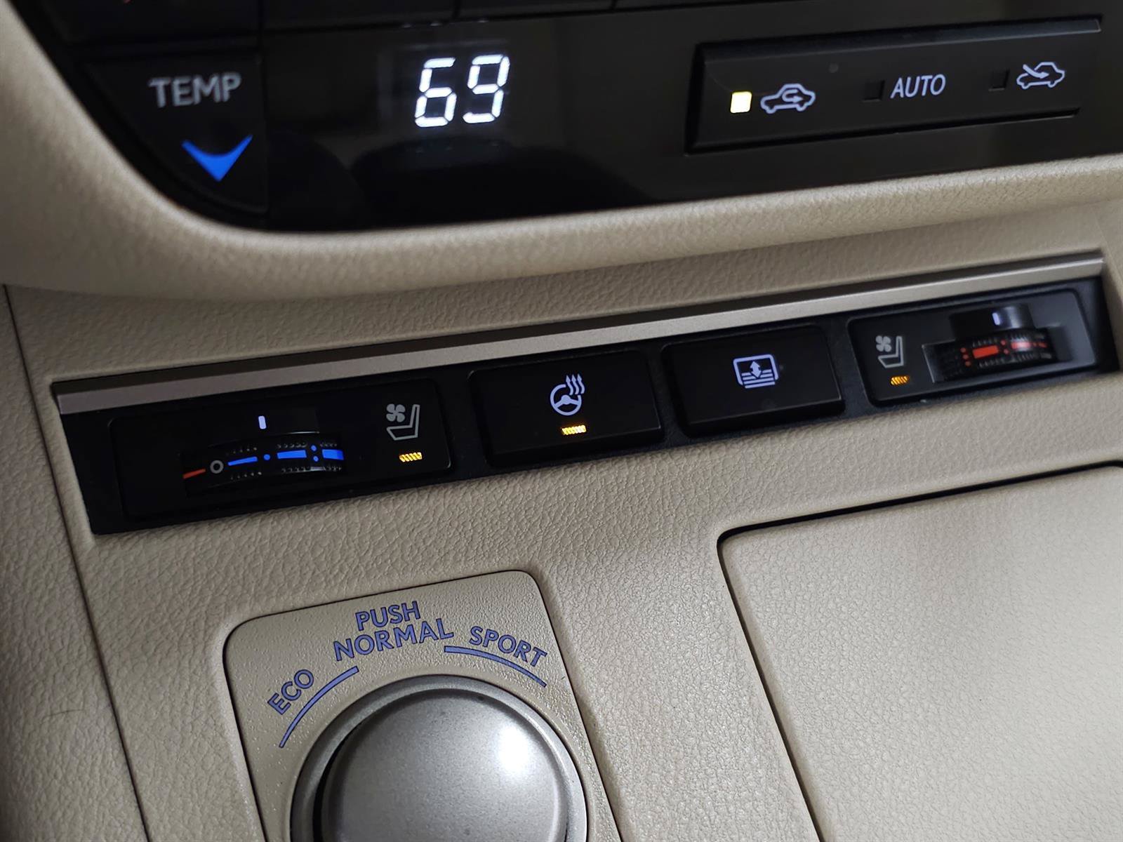 Used 2014 Lexus ES 300h w/ Luxury Package w/Bamboo Trim FWD image 26