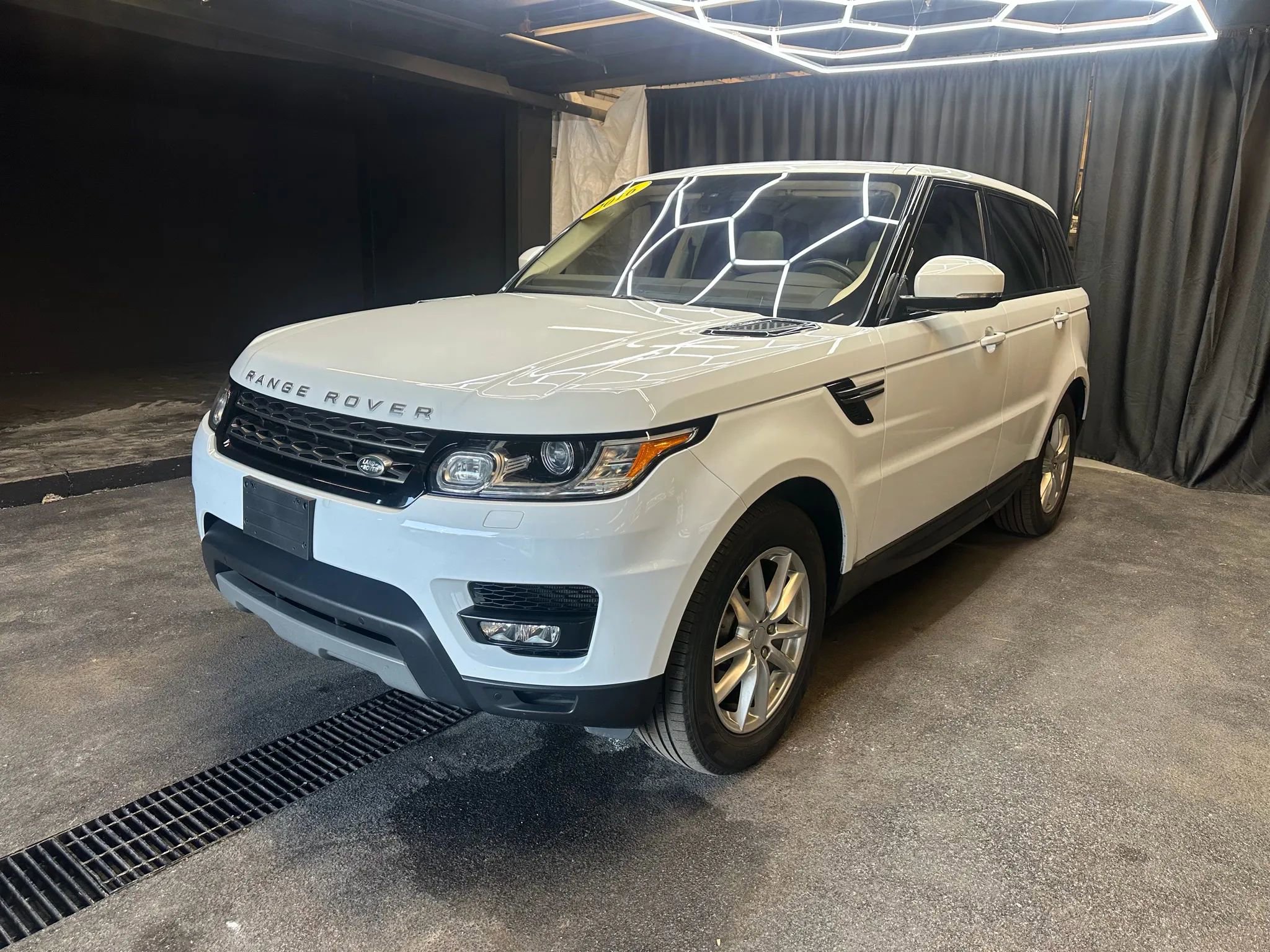 Used 2016 Land Rover Range Rover Sport SE image 3