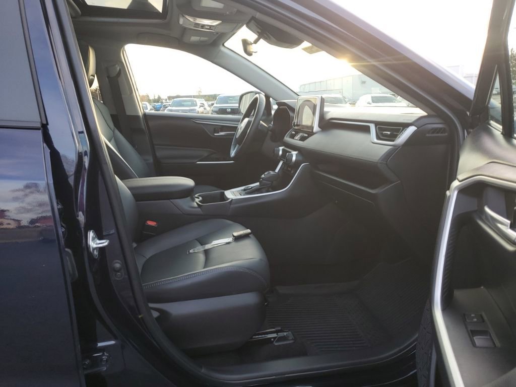 Used 2023 Toyota RAV4 XLE Premium image 41