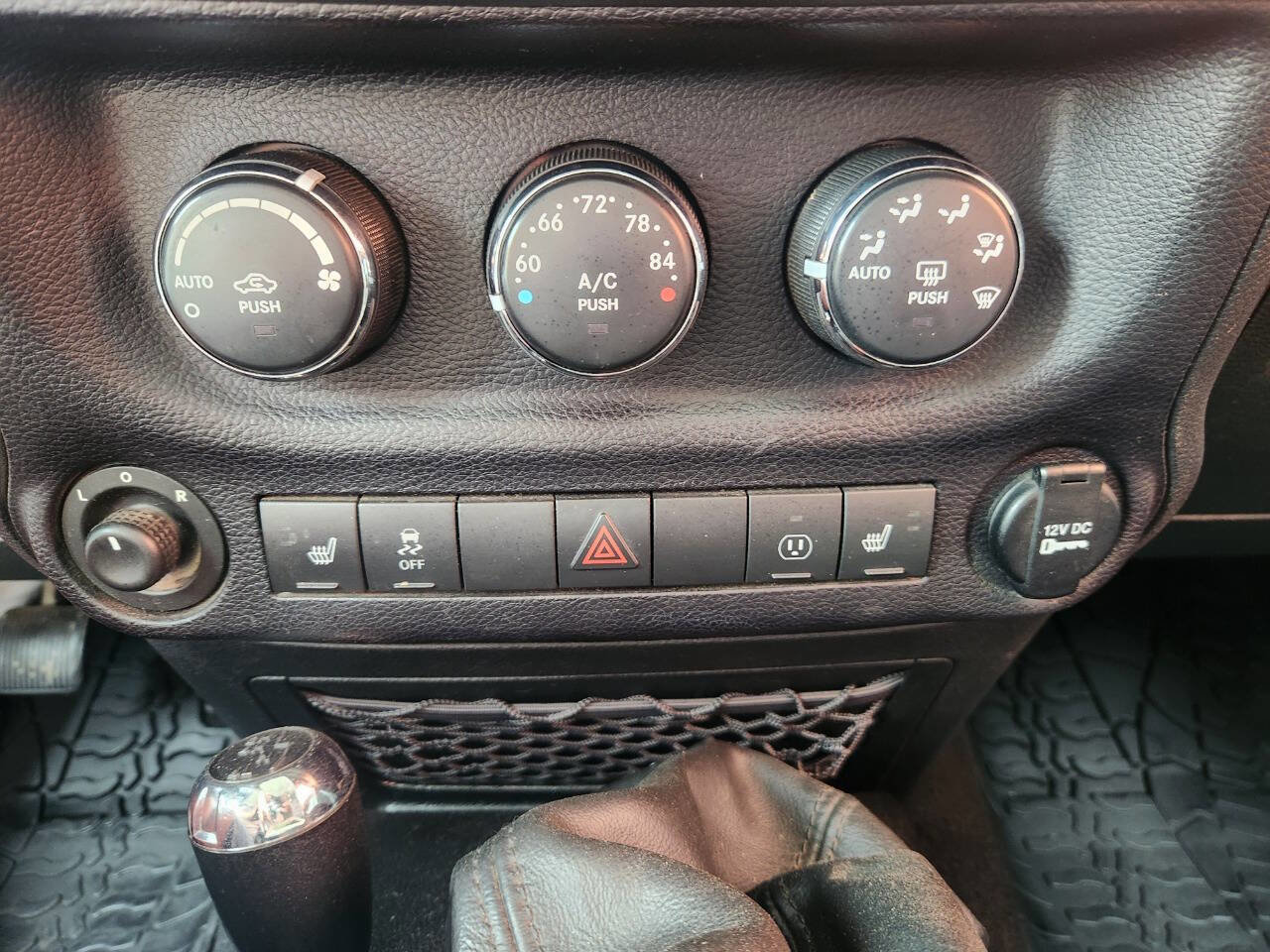 Used 2014 Jeep Wrangler Rubicon w/ Power Convenience Group AWD/4WD image 16