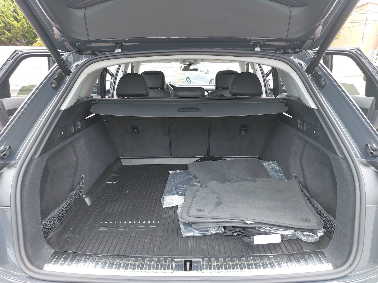 Used 2024 Audi Q8 e-tron Premium AWD/4WD image 12