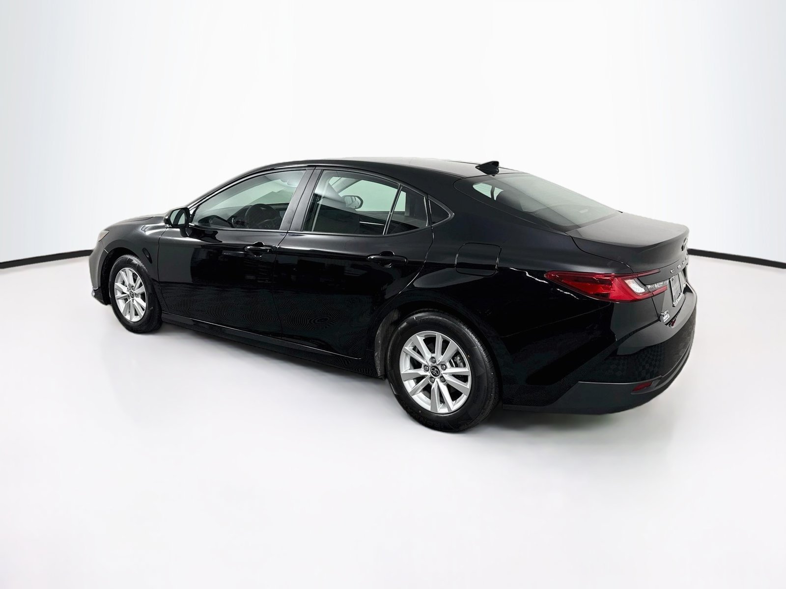 Used 2025 Toyota Camry LE FWD image 5