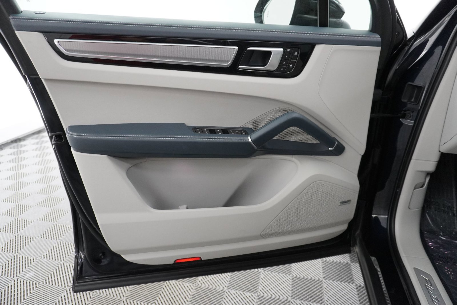 Certified 2023 Porsche Cayenne S image 16