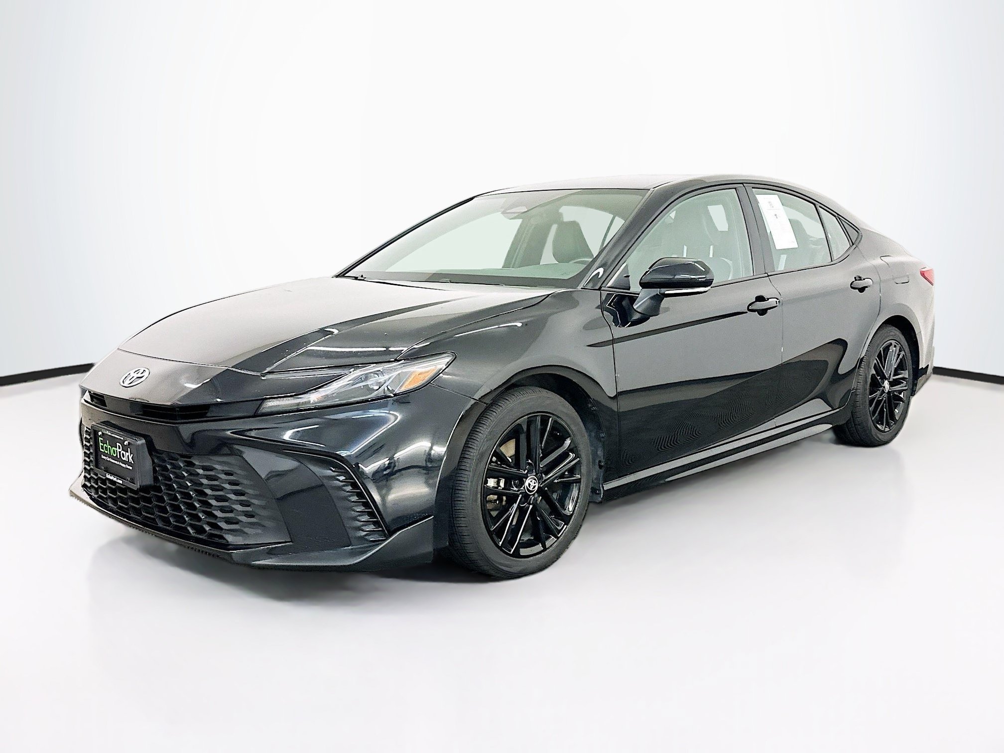 Used 2025 Toyota Camry SE FWD image 3