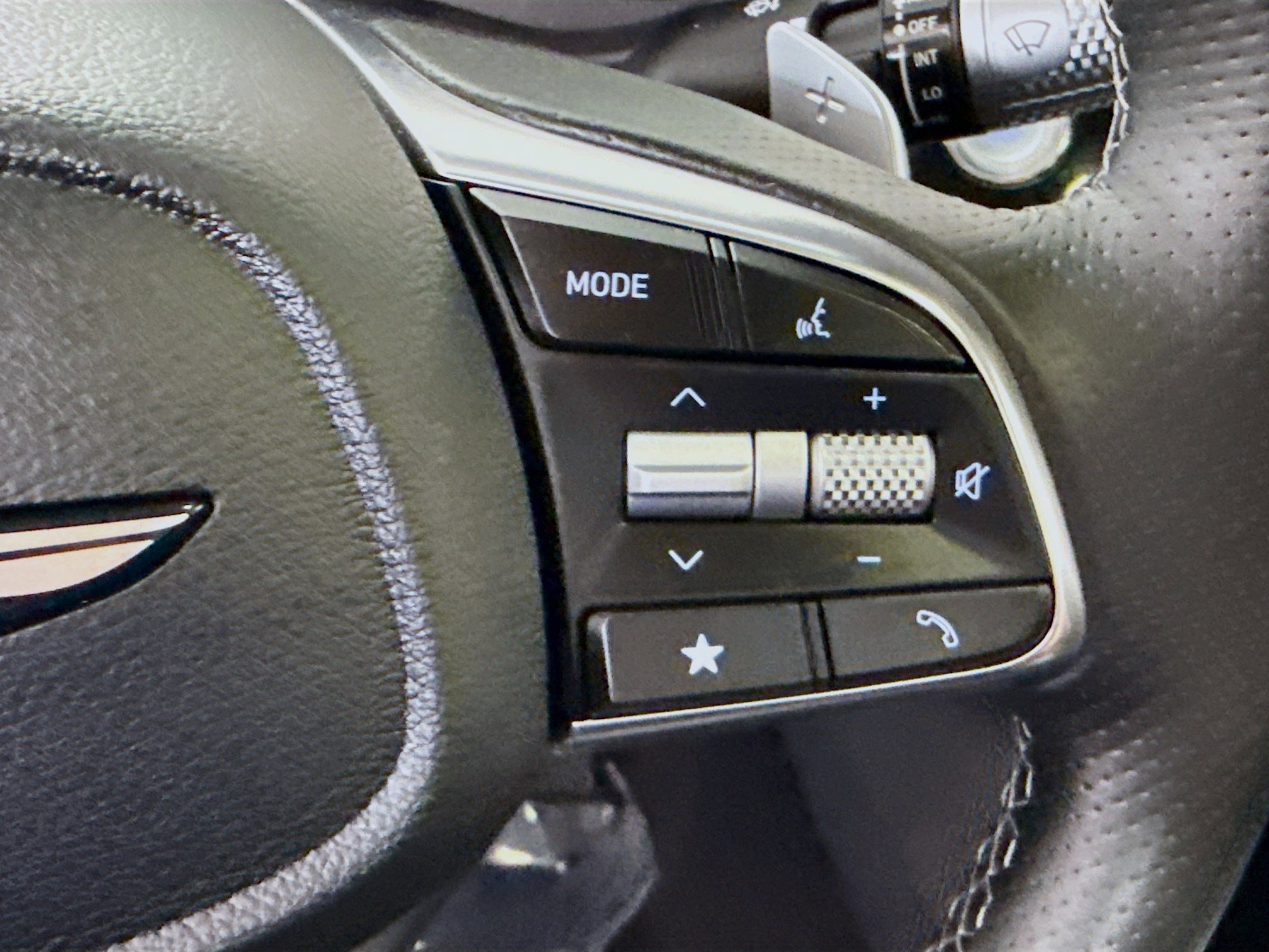 Used 2025 Genesis G70 2.5T image 15