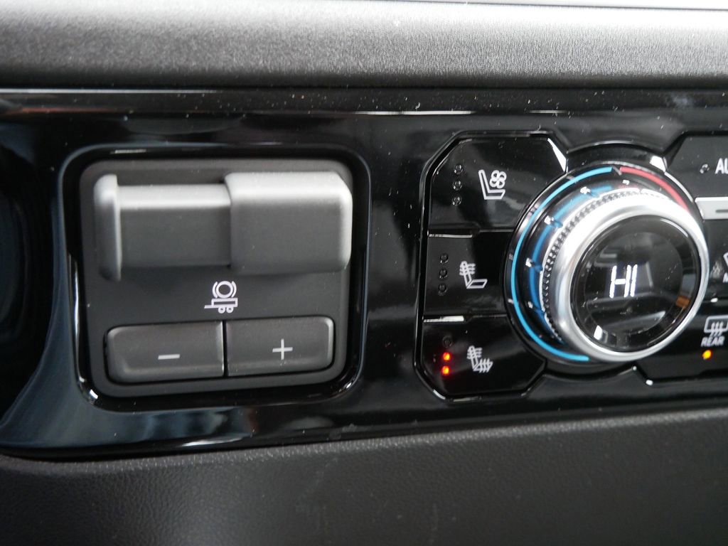 Used 2026 GMC Sierra 3500 SLT w/ SLT Premium Package image 28