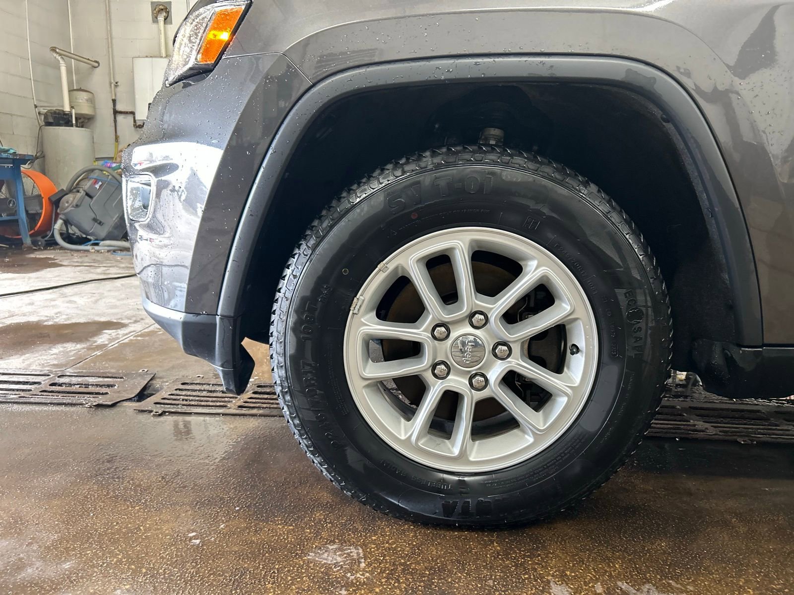 Used 2020 Jeep Grand Cherokee Laredo image 34