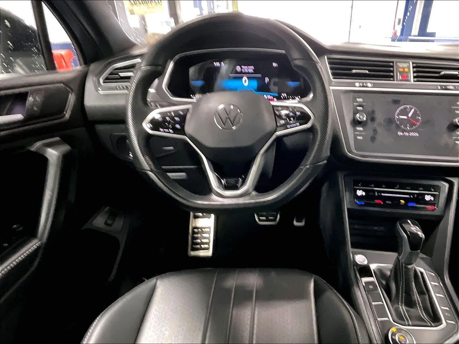 Used 2024 Volkswagen Tiguan SE R-Line AWD/4WD image 17