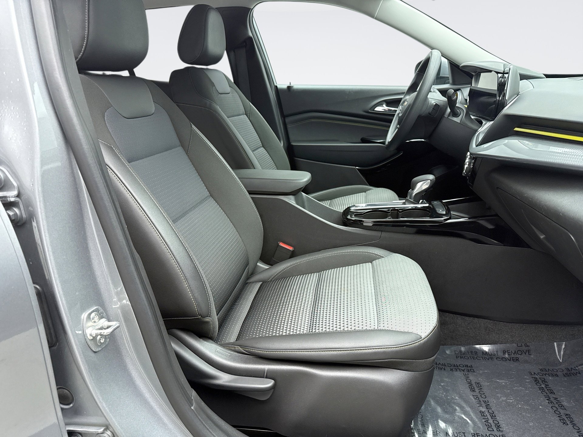 Used 2024 Chevrolet Trax LT w/ Sunroof Package image 17