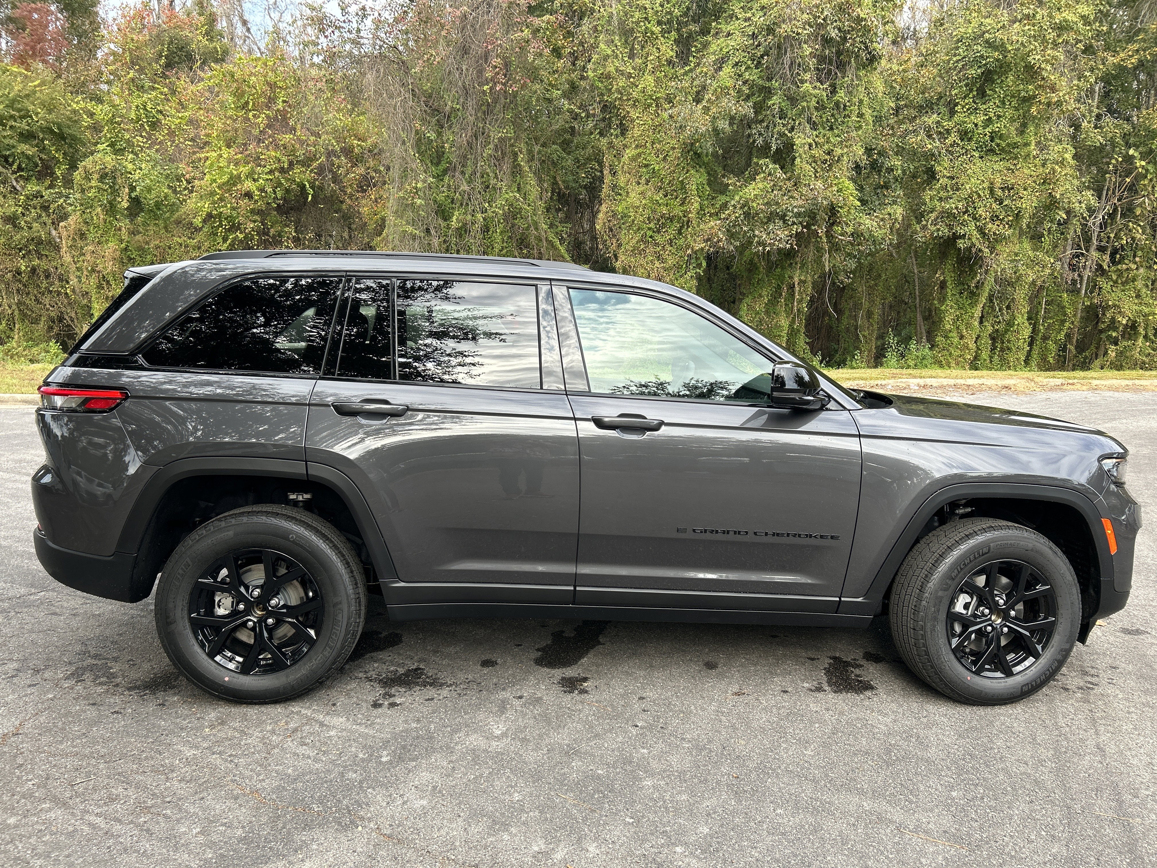 New 2025 Jeep Grand Cherokee Altitude image 10