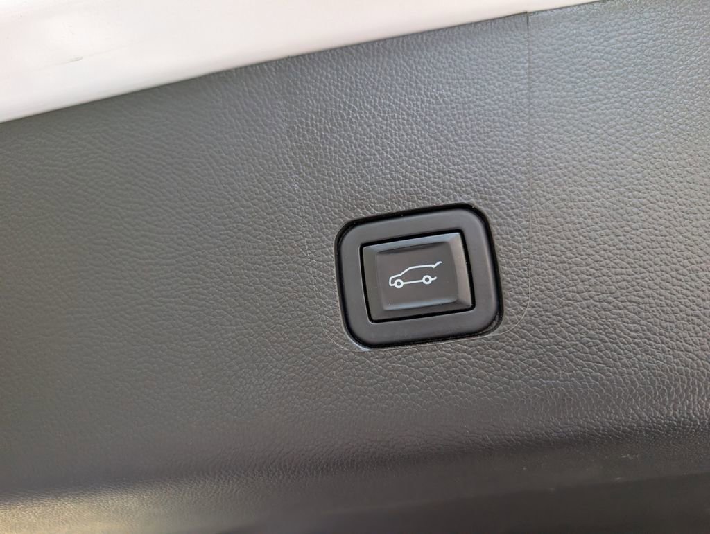 Used 2022 Chevrolet Traverse RS image 40