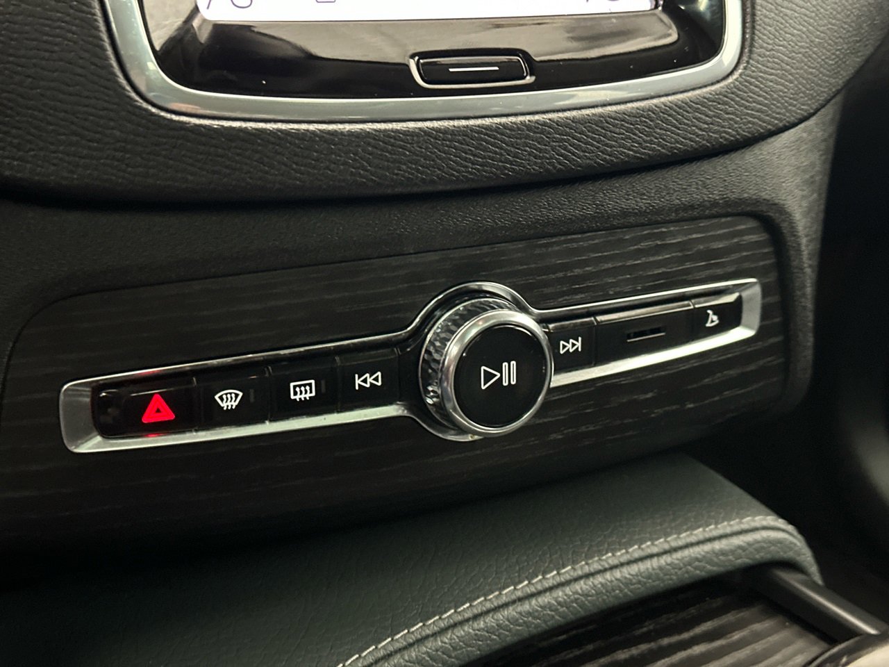 Used 2020 Volvo XC90 T6 Momentum w/ Protection Package Premier image 30