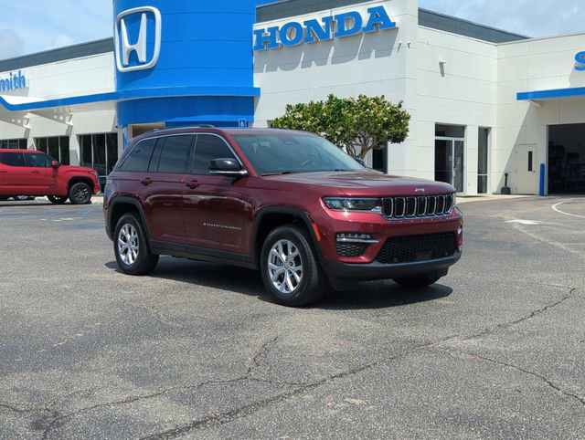 Used 2022 Jeep Grand Cherokee Limited w/ Luxury Tech Group II AWD/4WD image 2