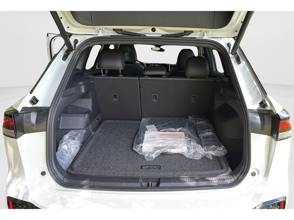 New 2026 Volkswagen Tiguan SE R-Line FWD image 9