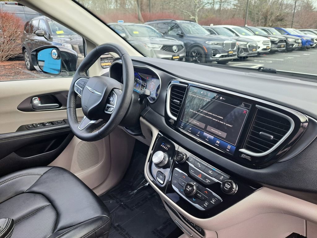 Used 2024 Chrysler Pacifica Touring-L image 26