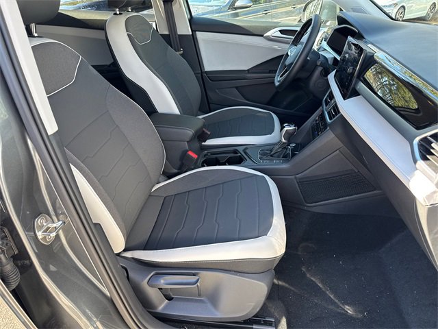 Used 2025 Volkswagen Taos SE image 13