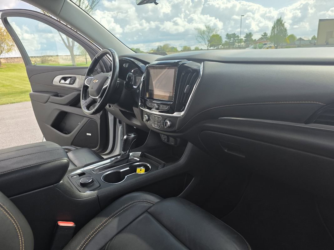 Used 2020 Chevrolet Traverse LT w/ LT Premium Package FWD image 16