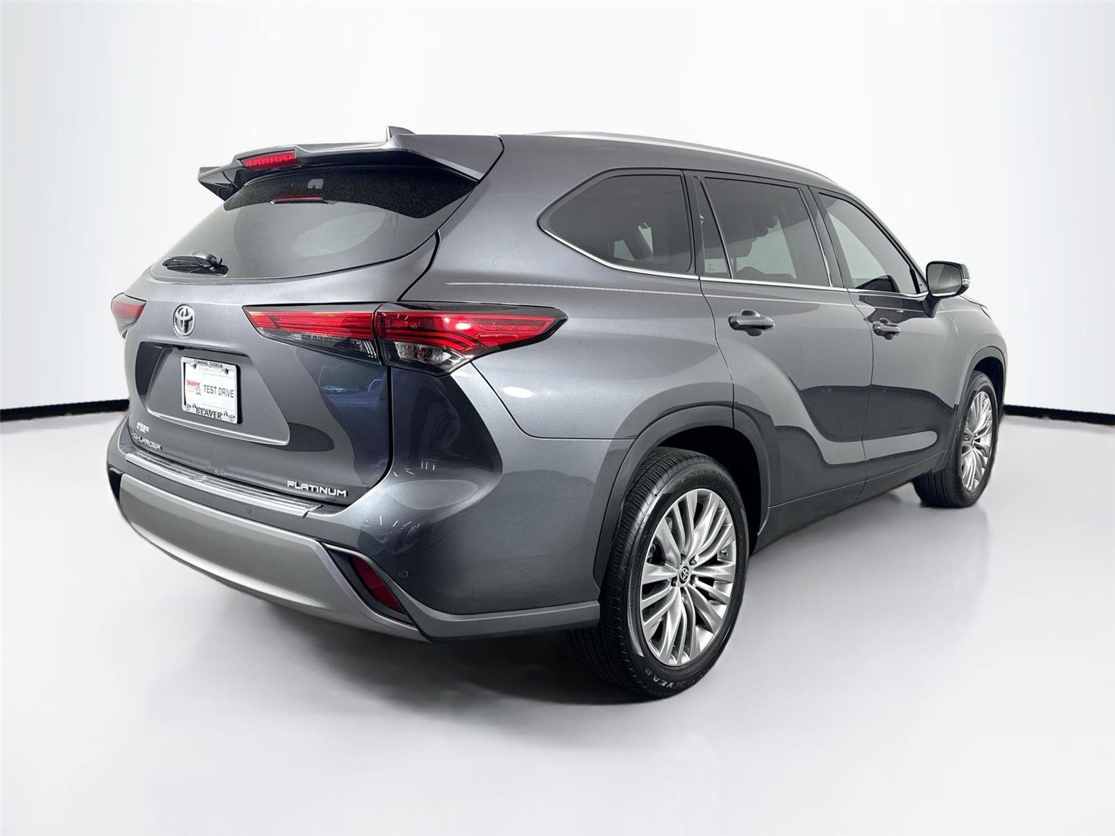 Used 2022 Toyota Highlander Platinum FWD image 2