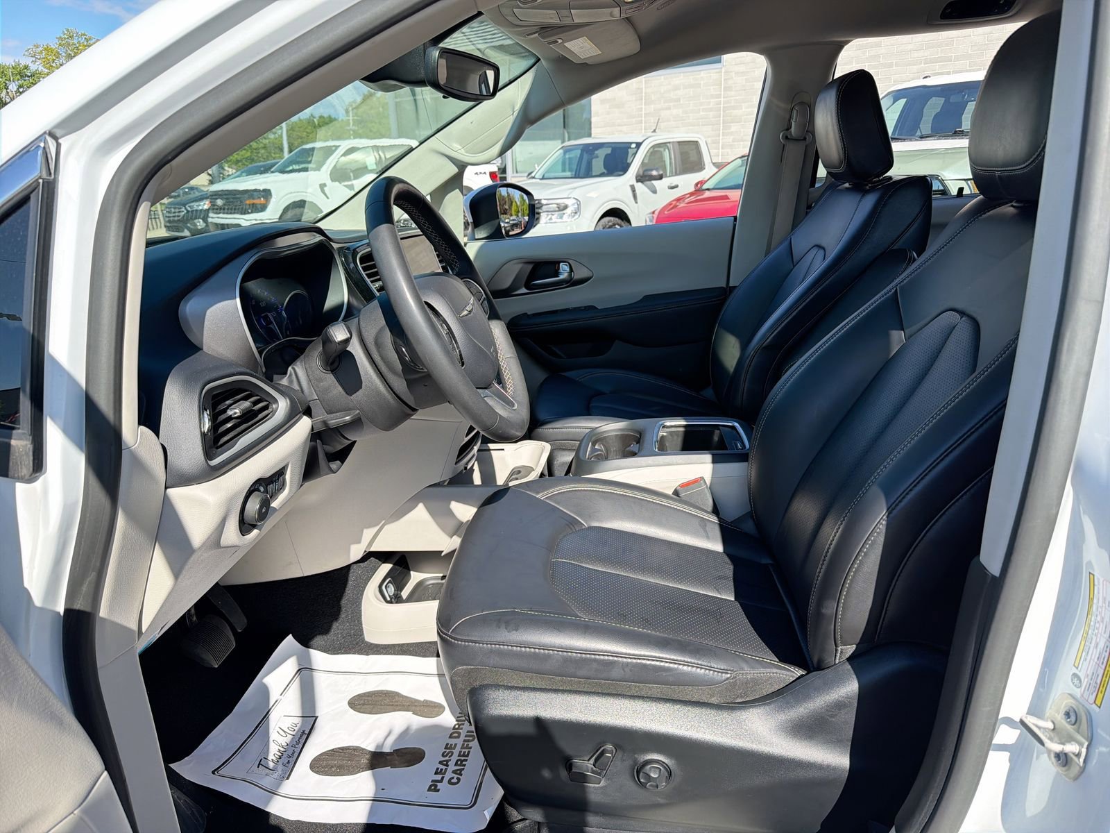 Used 2023 Chrysler Pacifica Touring-L FWD image 14