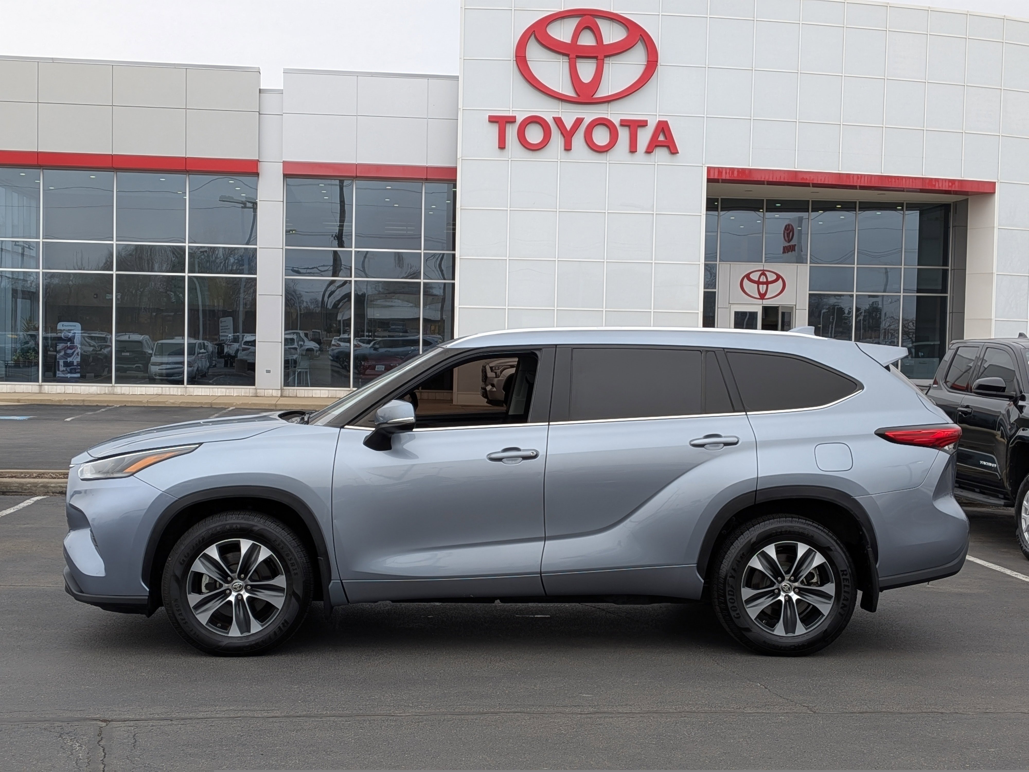 Used 2021 Toyota Highlander XLE image 5