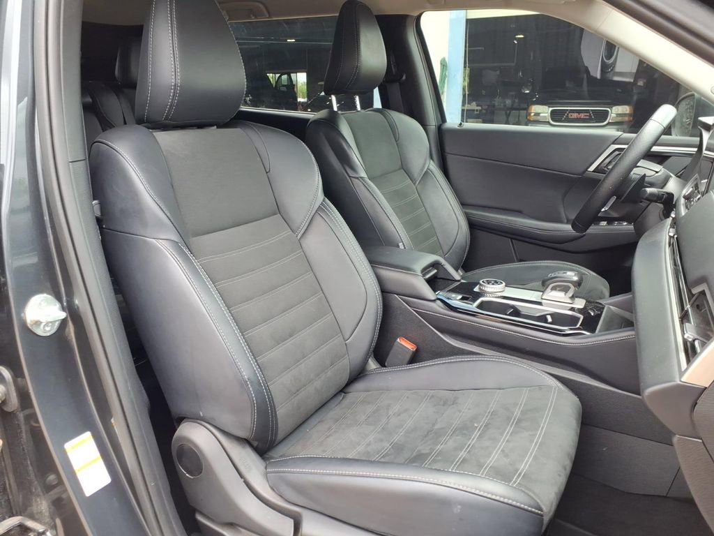 Used 2025 Mitsubishi Outlander SE AWD/4WD image 12