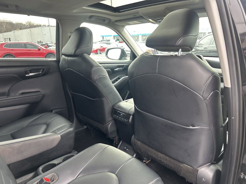 Used 2020 Toyota Highlander XLE image 37
