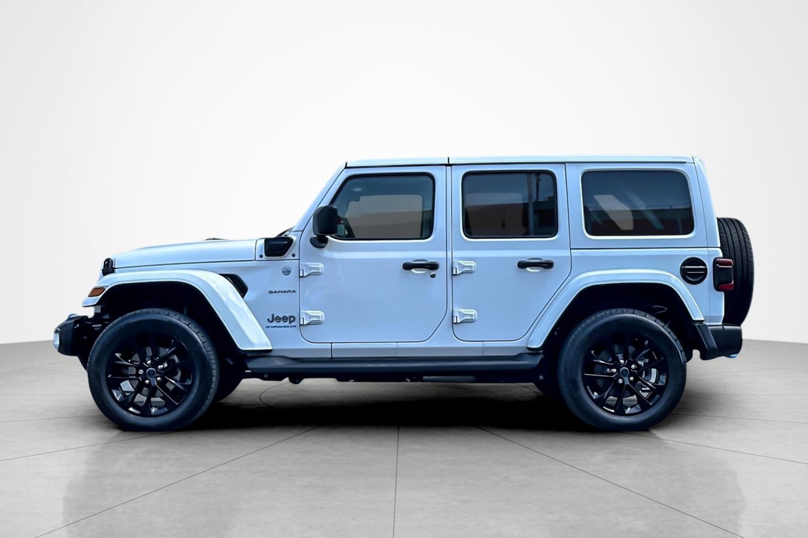Used 2024 Jeep Wrangler Unlimited Sahara AWD/4WD image 2