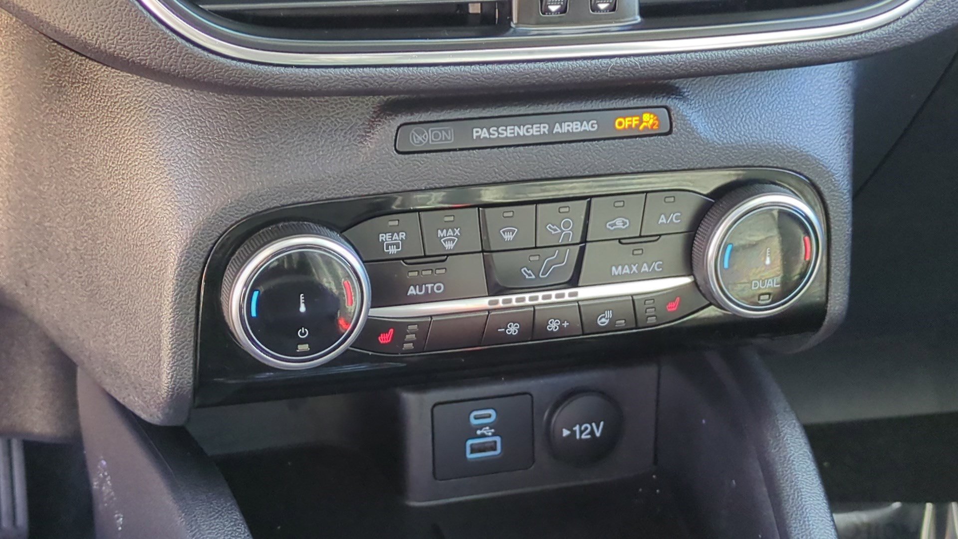 Used 2022 Ford Escape Titanium w/ Class II Trailer Tow Package image 26