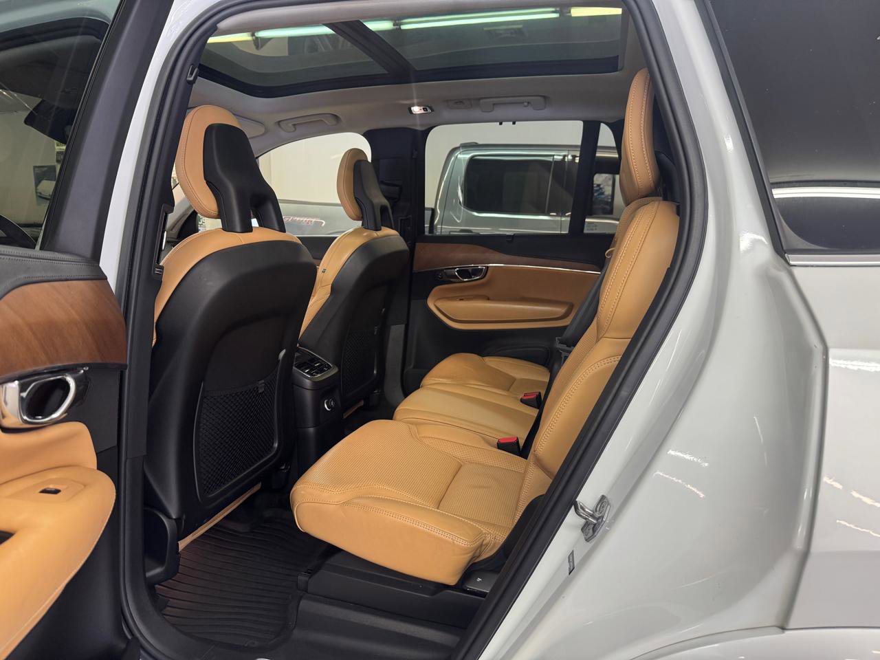 Used 2016 Volvo XC90 T8 Inscription w/ Vision Package image 9