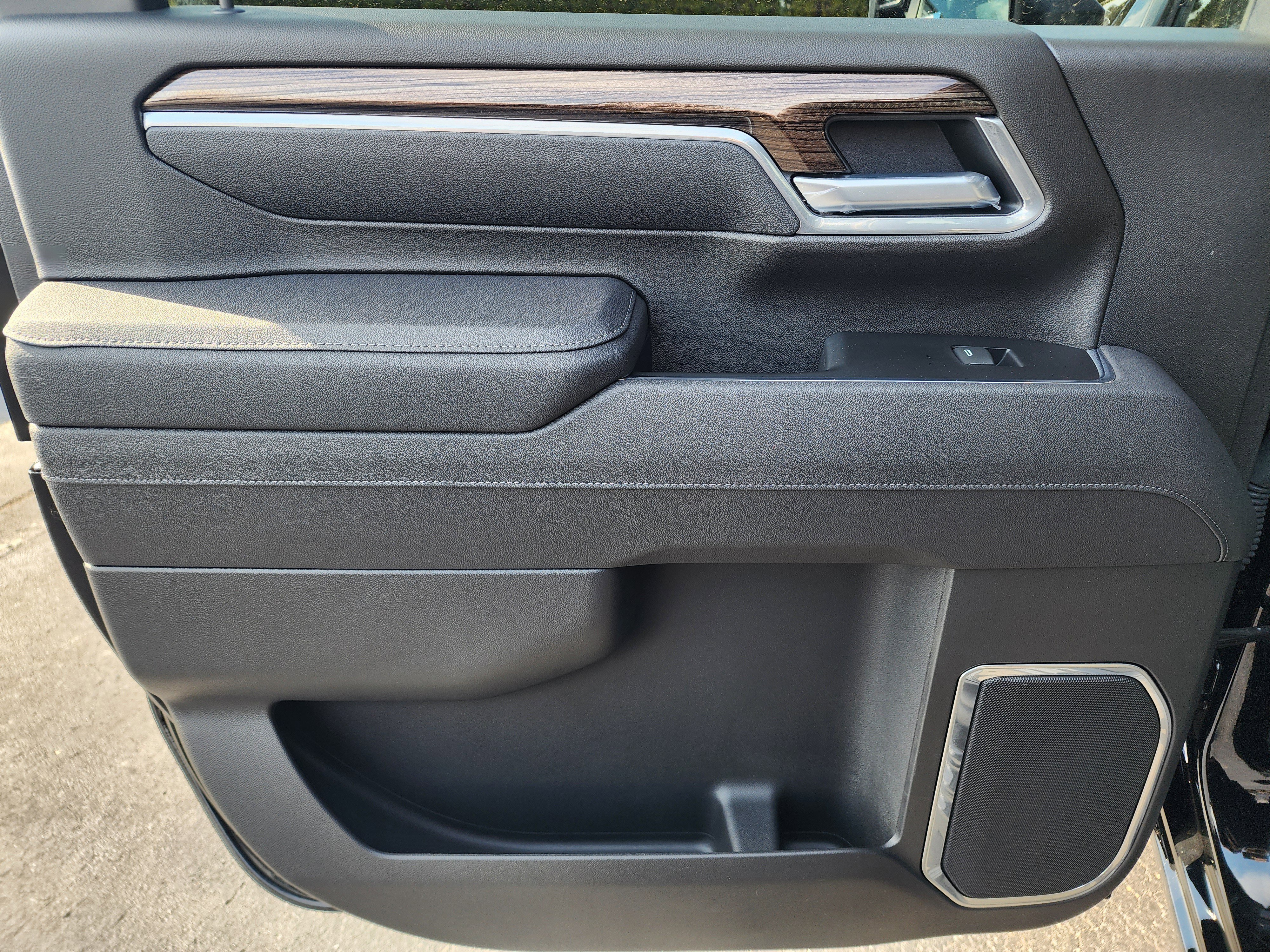 Used 2025 Chevrolet Silverado 2500 LT w/ Z71 Chrome Sport Edition image 18