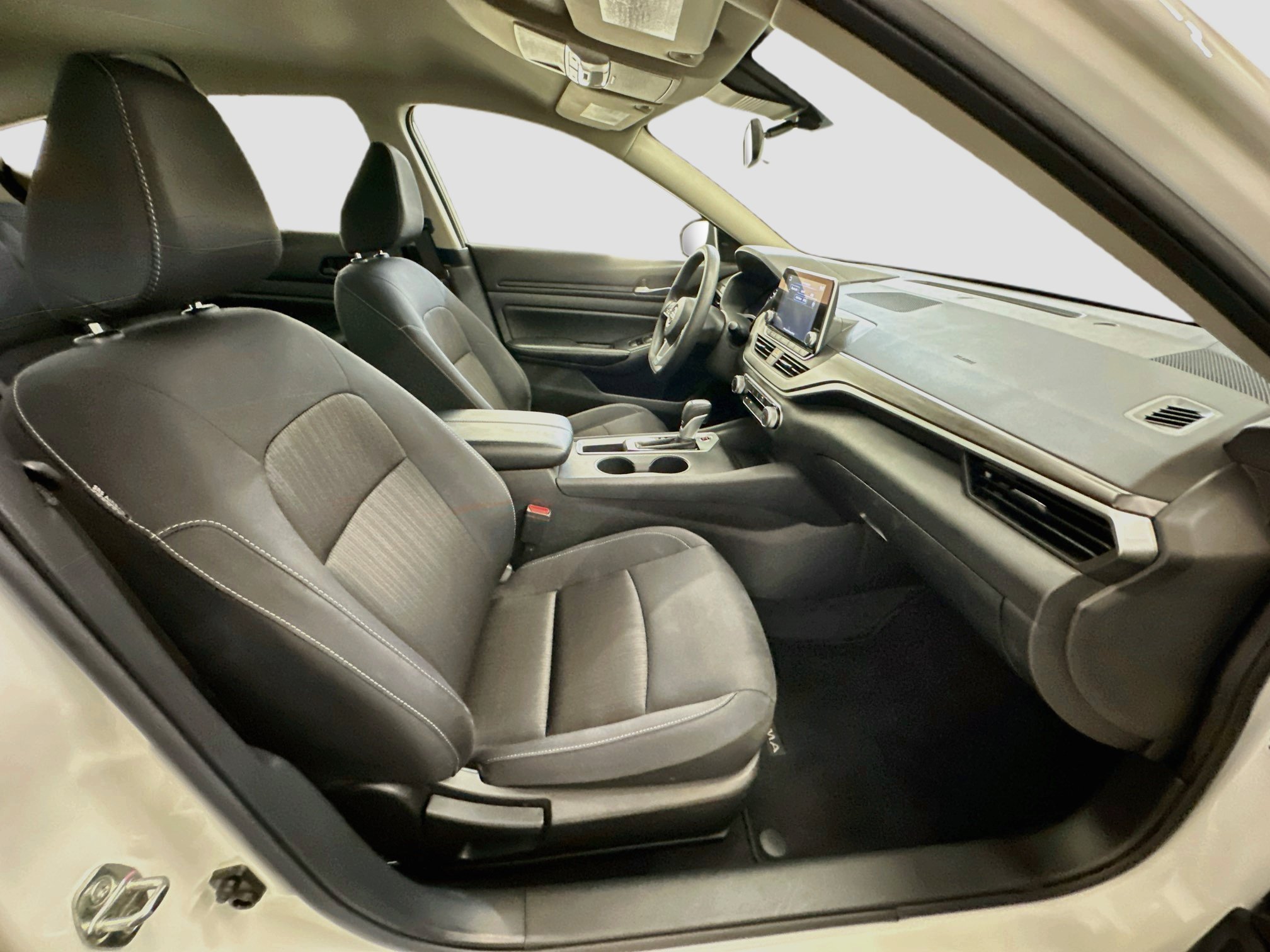 Used 2025 Nissan Altima 2.5 SV FWD image 31