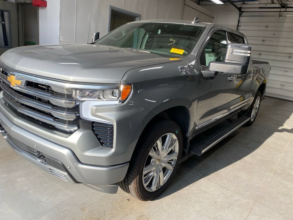 Used 2025 Chevrolet Silverado 1500 High Country w/ High Country Premium Package AWD/4WD image 2