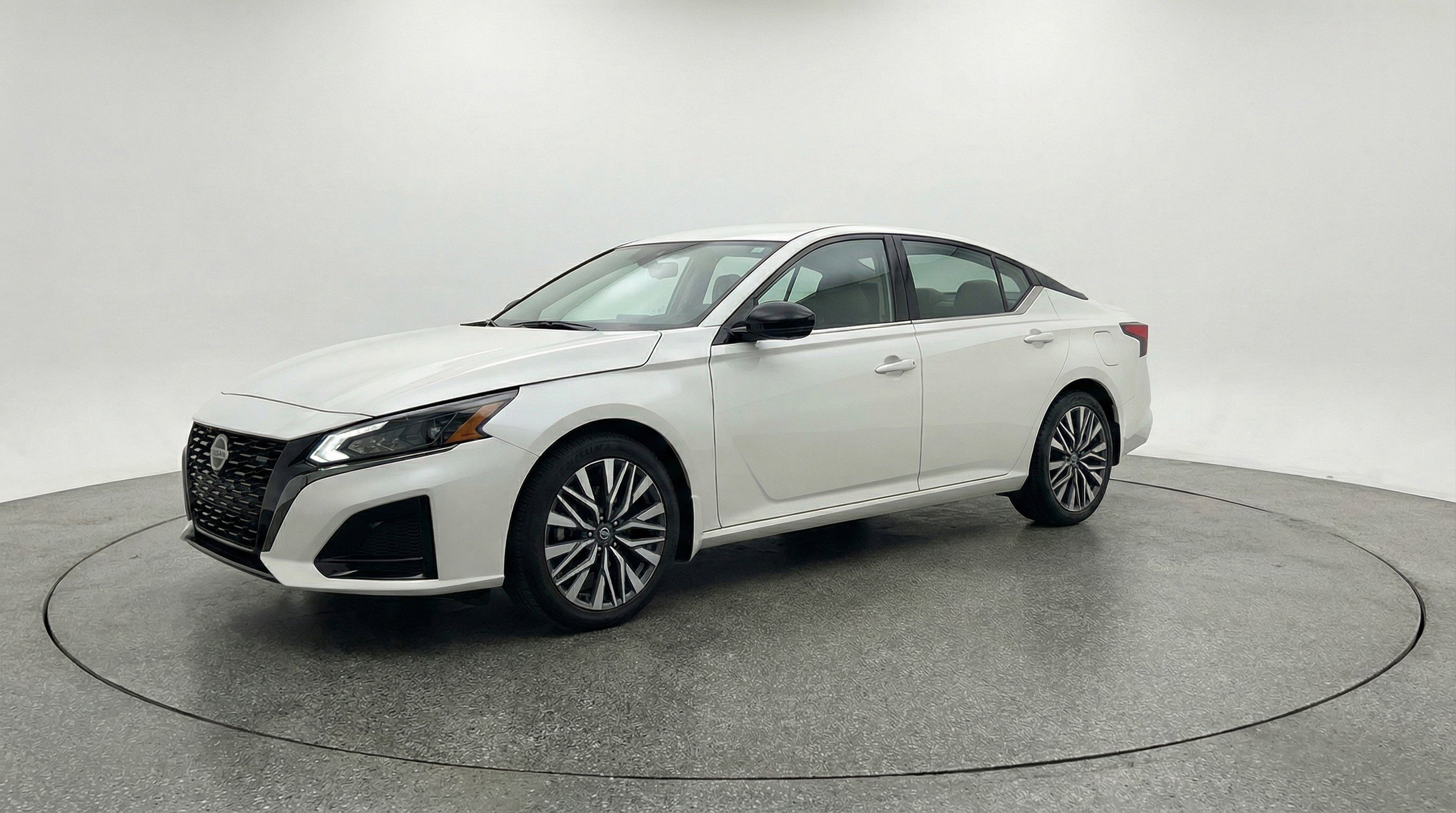 Used 2025 Nissan Altima 2.5 SV image 3