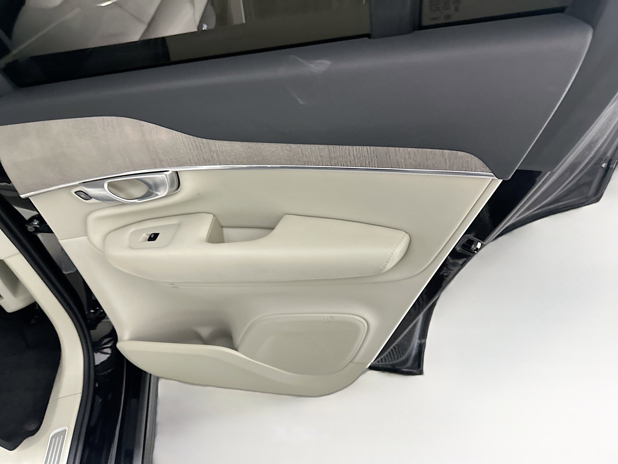 Used 2024 Volvo XC90 B6 Plus image 33