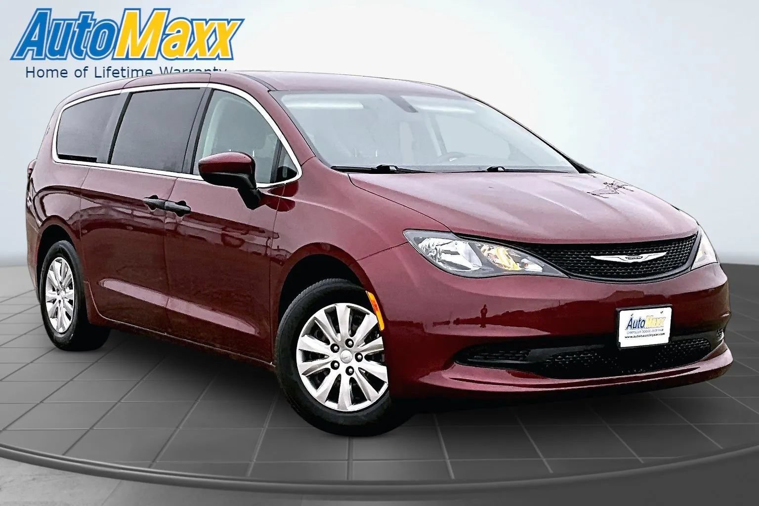 Used 2021 Chrysler Voyager L FWD image 3