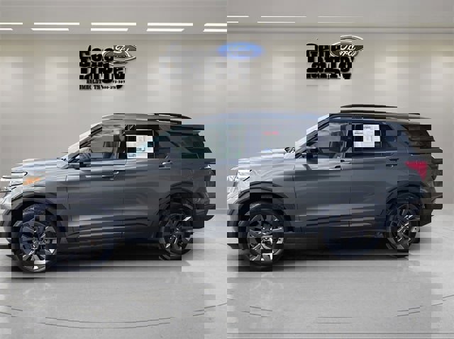 Used 2022 Ford Explorer XLT w/ Equipment Group 202A image 4