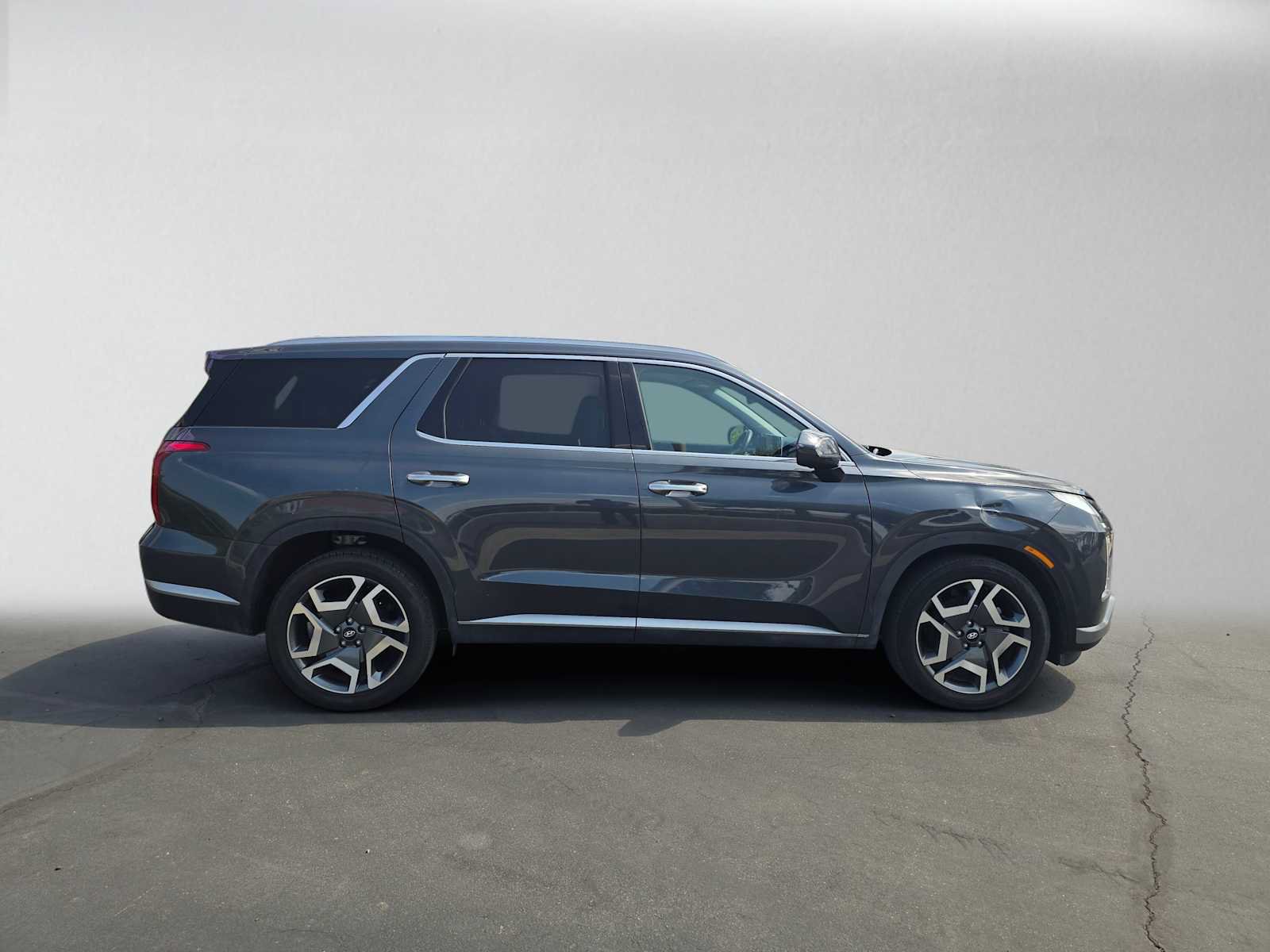 Used 2025 Hyundai Palisade SEL FWD image 2