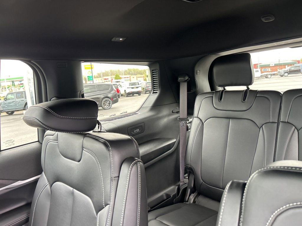 Used 2025 Jeep Grand Cherokee L Limited w/ Black Appearance Package AWD/4WD image 18