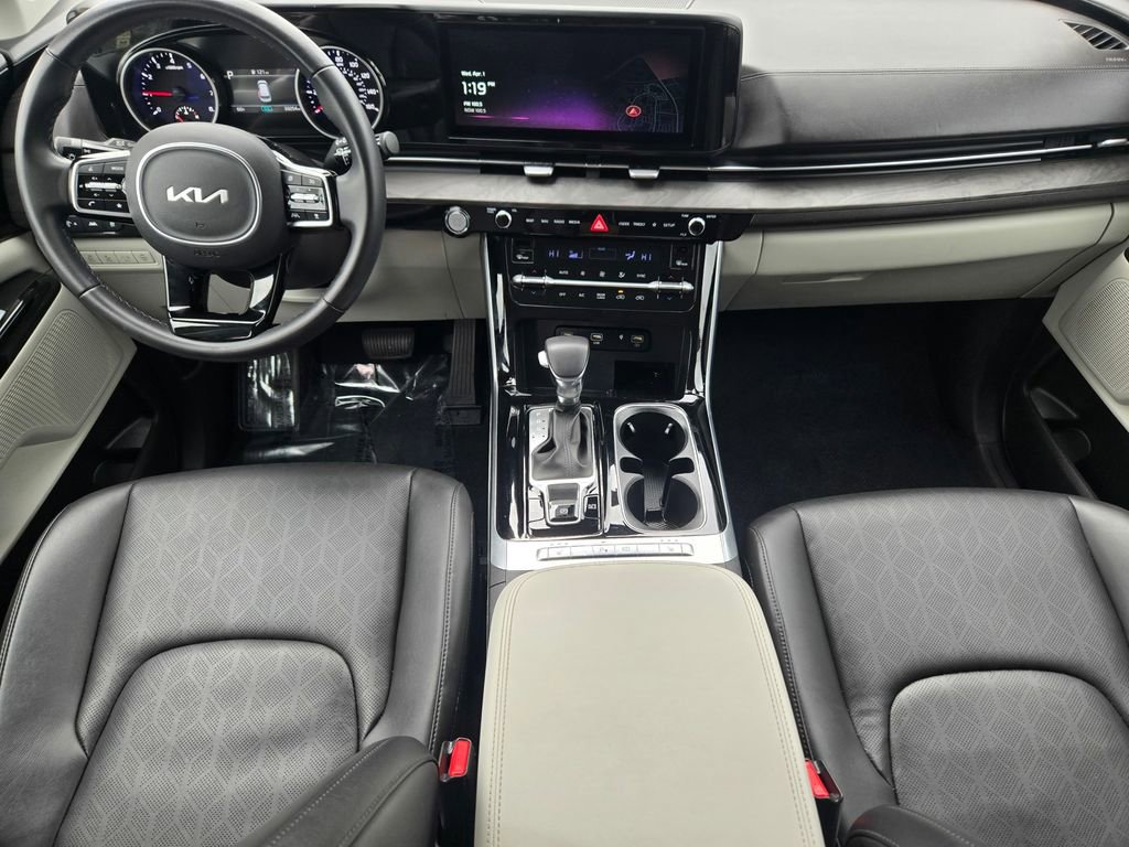 Used 2023 Kia Carnival EX image 11